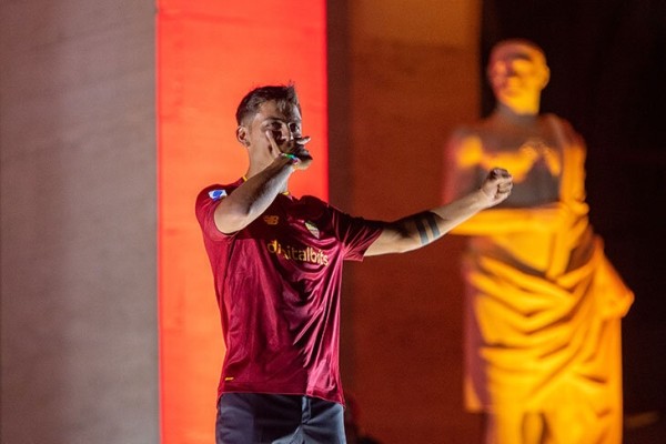 🤩 Королевский прием Дибалы в Риме: ночь, тысячи фанатов с файерами и световое шоу на «Квадратном Колизее»