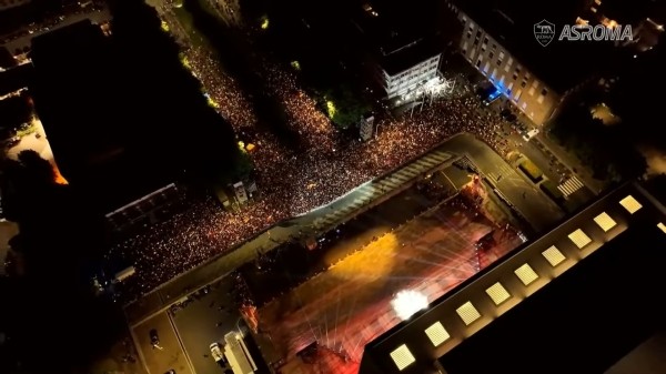 🤩 Королевский прием Дибалы в Риме: ночь, тысячи фанатов с файерами и световое шоу на «Квадратном Колизее»