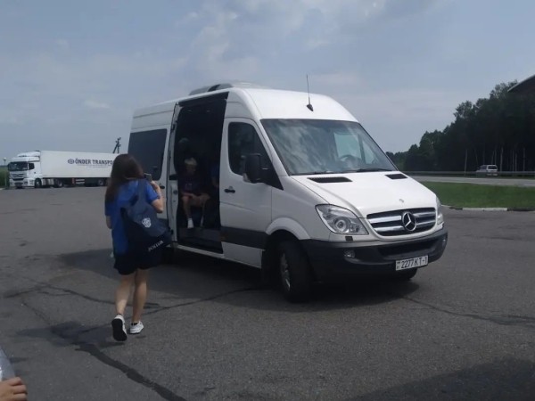 Женская команда «Днепра» занялась автостопом, чтобы добраться на матч в Брест – к стартовому свистку все-таки успели и даже крупно победили