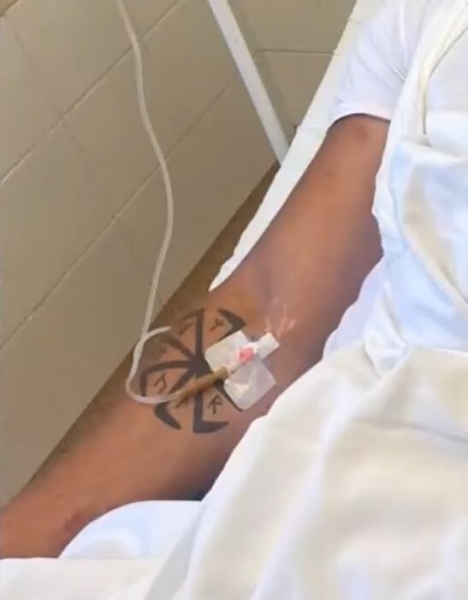 Отметеленный в России экс-сотрудник хоккейного «Динамо» уверяет, что военные Украины – нацисты, а сам щеголяет свастикой – есть мнение, что дрались из-за нее