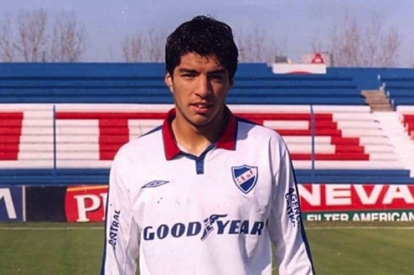 Суарес возвращается в «Насьональ» из Монтевидео спустя 16 лет. Фанаты зазывали Луиса 15 тысячами картонных масок