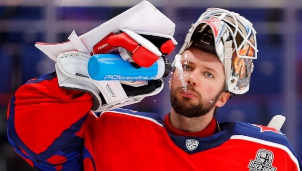 Хоккей.  Задержанный за "уклонение от армии" вратарь сборной России находится в военно-морском госпитале в тяжелом состоянии
 