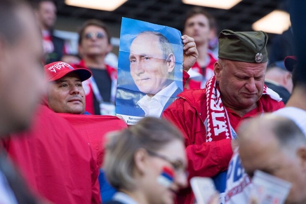 «Црвена Звезда» с экс-звездой БАТЭ приехала к «Зениту», где тренирует беларус. Их связал «Газпром» (5 млн евро в год), а у России с Сербией особый газовый контракт «Црвена Звезда» с экс-звездой БАТЭ приехала к «Зениту», где тренирует беларус. Их связал «Газпром» (5 млн евро в год), а у России с Сербией особый газовый контракт