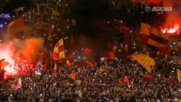 🤩 Королевский прием Дибалы в Риме: ночь, тысячи фанатов с файерами и световое шоу на «Квадратном Колизее»