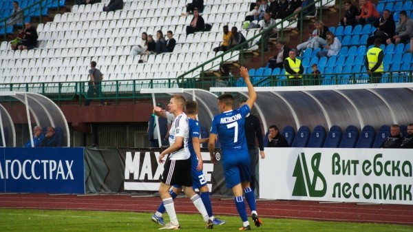 Футбол.  В протоколе игры "Витебска" и "Торпедо" появилась красная карточка Лисовскому. Но, возможно, Роман ее не получал
 