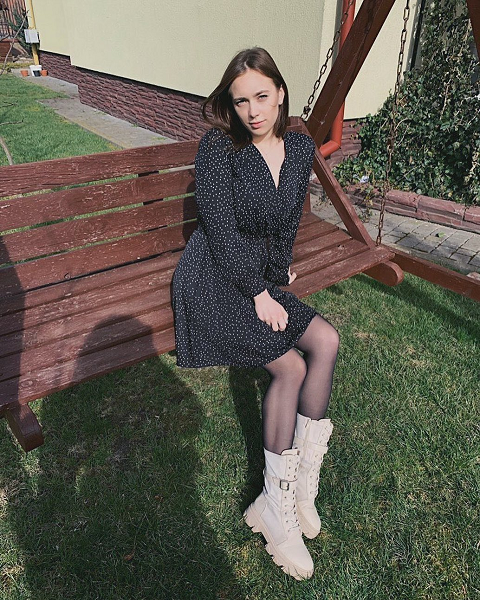 Много фото в купальниках (но есть и пара скромниц), отличная фигура после родов и тайна чемпиона. Как выглядят жены и подруги молодых топов белфутбола и хоккея