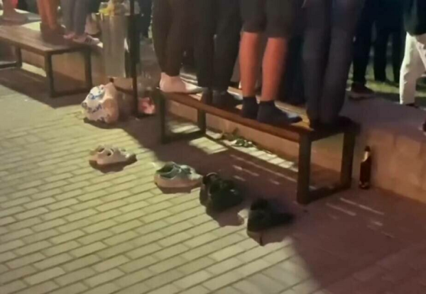 Помните культовое фото, где беларусы разувшись стояли на скамье во время акции протеста? Оказывается, там был сотрудник сборных Беларуси