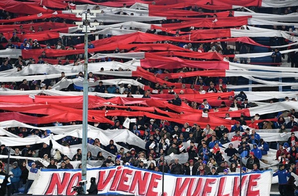 Суарес возвращается в «Насьональ» из Монтевидео спустя 16 лет. Фанаты зазывали Луиса 15 тысячами картонных масок