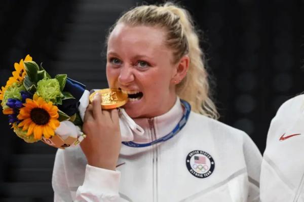 Разное. Полицейские вернули волейболистке Джордин Поултер золотую медаль Игр в Токио
Разное. Полицейские вернули волейболистке Джордин Поултер золотую медаль Игр в Токио