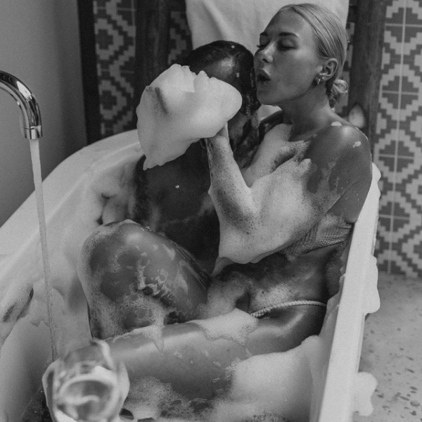 Давно мы просто не смотрели свежие фотосеты из белспорта: свадьба гандболистки с мнением, Стасевичи в ванне и схожие локации совсем разных женщин