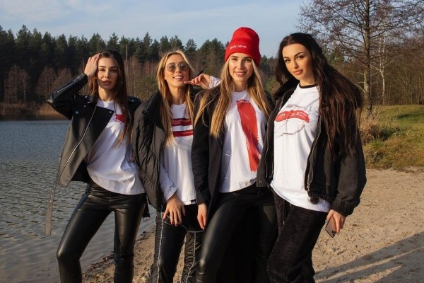 Адепты режима Алимбекова и Смольский удивили одеждой – ведь ее дизайнер была за честные выборы и выпускала красно-белую коллекцию