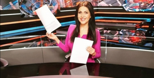 Экс-директор «Гомеля» на день вернулся на госТВ с детьми от БМЗ и маскотом хоккейных чемпионов – экскурсию провела жена силовика центра, глушившего интернет Экс-директор «Гомеля» на день вернулся на госТВ с детьми от БМЗ и маскотом хоккейных чемпионов – экскурсию провела жена силовика центра, глушившего интернет