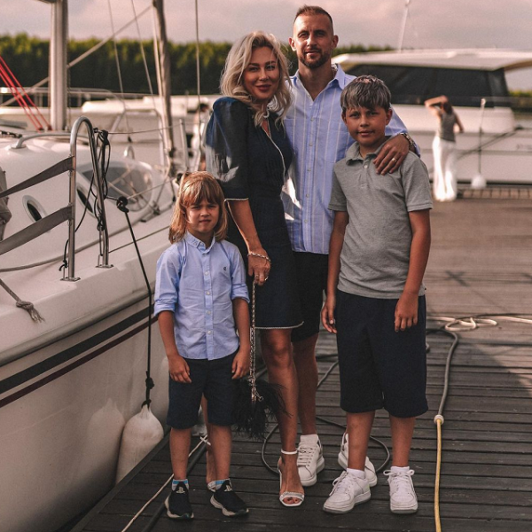 Давно мы просто не смотрели свежие фотосеты из белспорта: свадьба гандболистки с мнением, Стасевичи в ванне и схожие локации совсем разных женщин