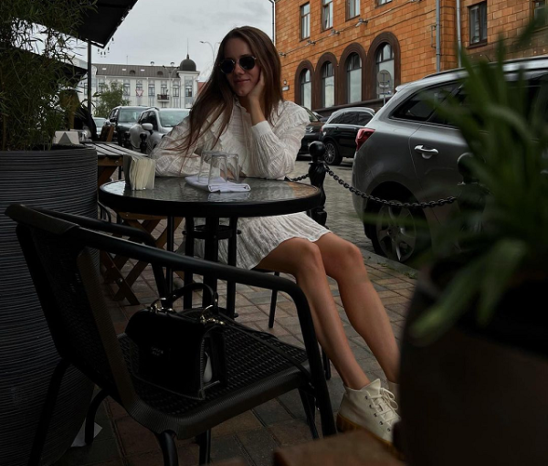 Много фото в купальниках (но есть и пара скромниц), отличная фигура после родов и тайна чемпиона. Как выглядят жены и подруги молодых топов белфутбола и хоккея