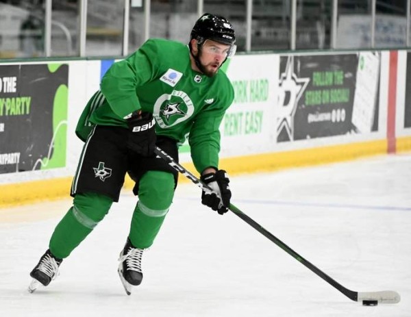 Хоккей.  Евгений Оксентюк выступил с инициативой о расторжении контракта с "Далласом"
 