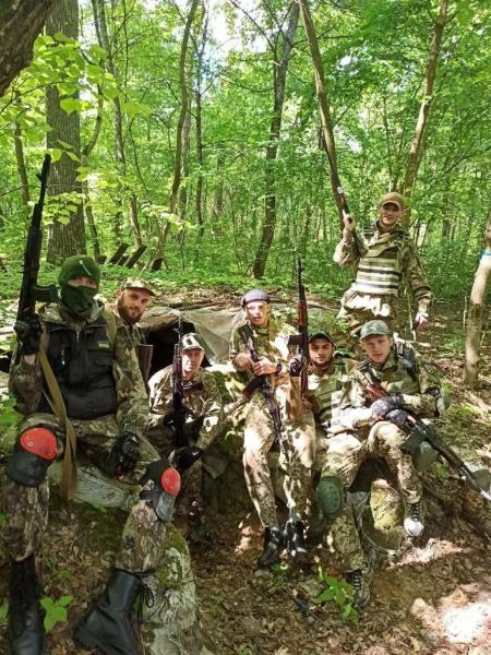 58-летний экс-главный тренер «Динамо» Минск добровольцем пошел в ВСУ, чтобы защищать Родину от россиян – ради этого оборвал мощную футбольную серию 58-летний экс-главный тренер «Динамо» Минск добровольцем пошел в ВСУ, чтобы защищать Родину от россиян – ради этого оборвал мощную футбольную серию