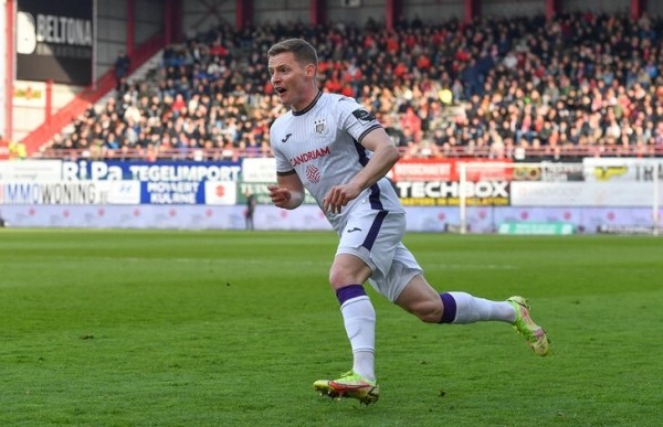 «Сити» наконец нашел левого защитника вместо Зинченко. Это воспитанник «Барсы», который раскрылся у Компани в «Андерлехте» «Сити» наконец нашел левого защитника вместо Зинченко. Это воспитанник «Барсы», который раскрылся у Компани в «Андерлехте»