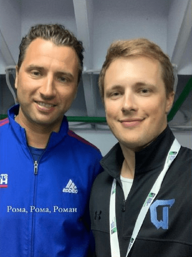 Хоккейное &laquo;Динамо&raquo; поздравило Лукашенко с ДР сразу всем коллективом. На офис клуба трудятся охочая до вина, любитель раздеться, тромбонист и другие