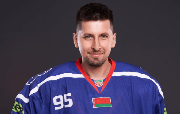 Хоккейное &laquo;Динамо&raquo; поздравило Лукашенко с ДР сразу всем коллективом. На офис клуба трудятся охочая до вина, любитель раздеться, тромбонист и другие