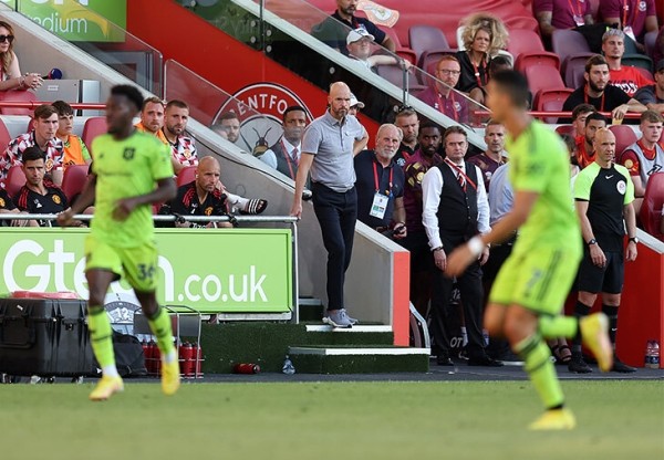 Первые недели Тен Хага – копия стартовых поисков Ван Гала. «МЮ» пугающе мечется и в тактике, и на рынке 