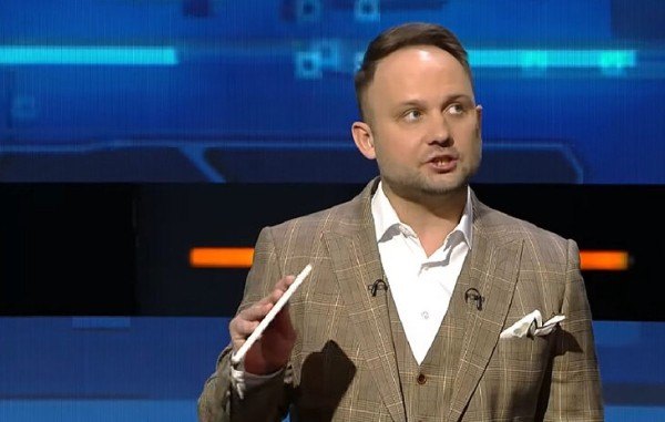 Фрик со спортТВ России, топящий за войну, добрался до беларусских флагов – вещает, что кругом нацисты, гости несут бред (но ему мало), назван коллегой худшим ведущим в мире Фрик со спортТВ России, топящий за войну, добрался до беларусских флагов – вещает, что кругом нацисты, гости несут бред (но ему мало), назван коллегой худшим ведущим в мире