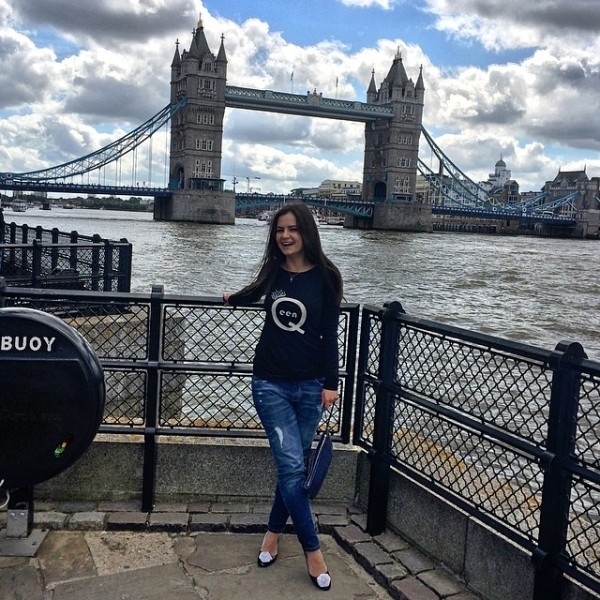 Дочь поставленного вице-премьером члена исполкома АБФФ любила бывать на Западе – а когда-то работала на Чижа и ярко болела за Россию в хоккее Дочь поставленного вице-премьером члена исполкома АБФФ любила бывать на Западе – а когда-то работала на Чижа и ярко болела за Россию в хоккее