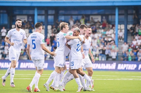 «Если ты боишься себя на поле, лучше сразу уехать». Экс-тренер брестского «Динамо» строит очень смелый футбол в РПЛ и не осудил войну (на Родине не понимают) «Если ты боишься себя на поле, лучше сразу уехать». Экс-тренер брестского «Динамо» строит очень смелый футбол в РПЛ и не осудил войну (на Родине не понимают)