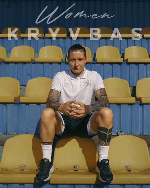 Фото дня. После сильной критики жены Зеленского за фотосессию, украинские футболистки устроили фотофлешмоб в поддержку первой леди