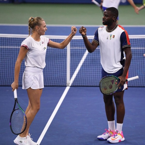 Не только Лукашенко взбесил украинцев в День независимости: Азаренко хотела сыграть в поддержку соседей, но ее сняли после возмущения украинских коллег Не только Лукашенко взбесил украинцев в День независимости: Азаренко хотела сыграть в поддержку соседей, но ее сняли после возмущения украинских коллег