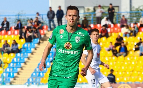 Жуковского не вернули в БАТЭ – и он таки уехал за границу: в клуб, где директора обвиняют в пьянстве с игроками