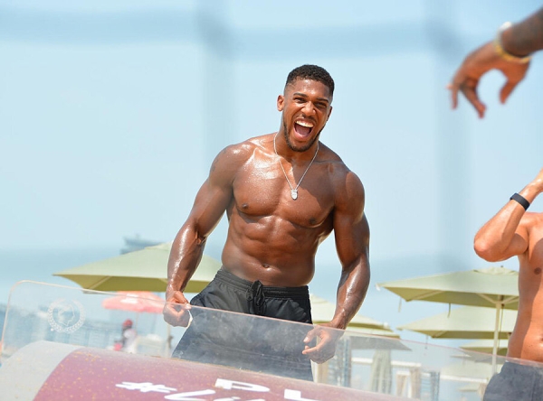 Энтони Джошуа – бодибилдер из мира бокса. Занимался воркаутом в школе, бегает марафоны и хочет нокаутировать Усика в реванше Энтони Джошуа – бодибилдер из мира бокса. Занимался воркаутом в школе, бегает марафоны и хочет нокаутировать Усика в реванше