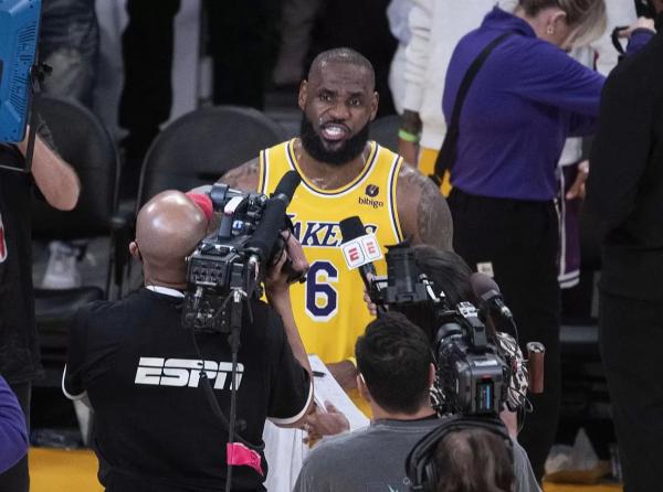 Баскетбол.  НБА. "Майами" выведет шестой номер из обращения в честь Леброна Джеймса, а не Билла Расселла
 