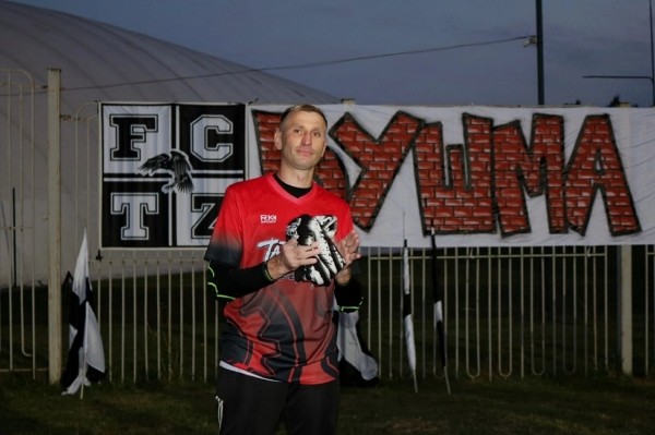 «Наш гонар». Фанаты «Торпедо-БелАЗ» сделали то, что не смогли сделать в клубе – красиво попрощались с Владимиром Бушмой, ставшим легендой Жодино