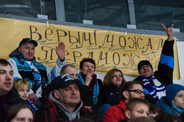 «В личных диалогах игроки выражали поддержку народу, некоторые мелькали на акциях». Чем сейчас живут люди, бывшие частью фан-сектора на «Минск-Арене» «В личных диалогах игроки выражали поддержку народу, некоторые мелькали на акциях». Чем сейчас живут люди, бывшие частью фан-сектора на «Минск-Арене»