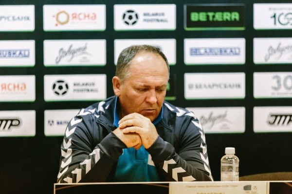 Рассказывал про африканцев с тарелкой каши на голове, зазывал к себе молодежь после разгрома от БАТЭ. Высшая лига потеряла (пока) яркого спикера