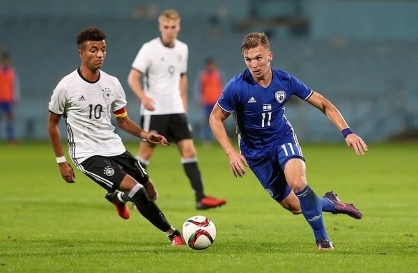 За сборную Израиля играет сын беларуса, выступавшего за «Витебск». Он уже приезжал в Минск (и забивал нашей «юниорке»), а клуб из России готов за него выложить солидные деньги За сборную Израиля играет сын беларуса, выступавшего за «Витебск». Он уже приезжал в Минск (и забивал нашей «юниорке»), а клуб из России готов за него выложить солидные деньги