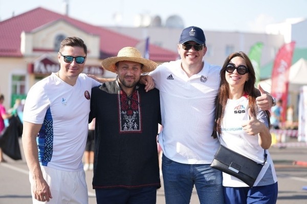 На фестивале спорта в Копыле засветились фрики – Тихон в правильной вышиванке и на днях воспевший труд колхозника Солодуха (порадовал Рутенко и Богдановича)