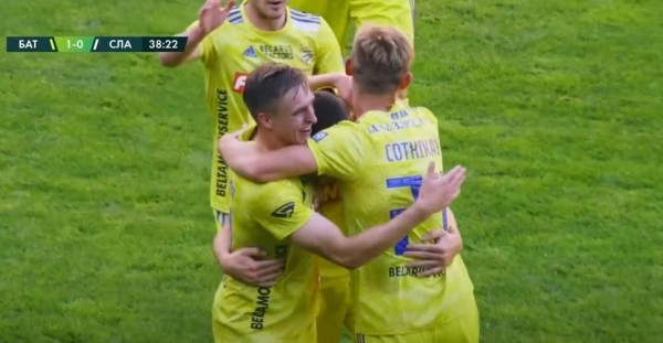 Футбол.  БАТЭ отправил четыре безответных мяча в ворота "Славии" и поднялся на первое место в таблице
  