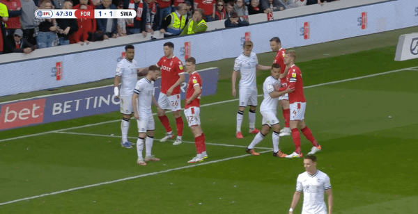 За секунду до углового в кадре ни одного игрока атаки &ndash; так &laquo;Ноттингем Форест&raquo; веселит АПЛ