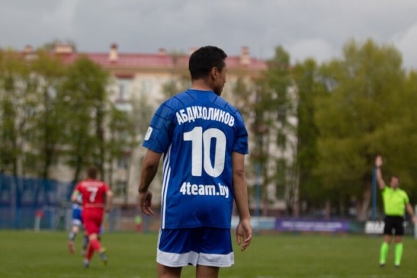 Абдихоликов рвет высшую лигу, но только потому, что уровень футбола в Беларуси рухнул. В «Энергетике» считают, что Умаров и Яхшибоев были круче