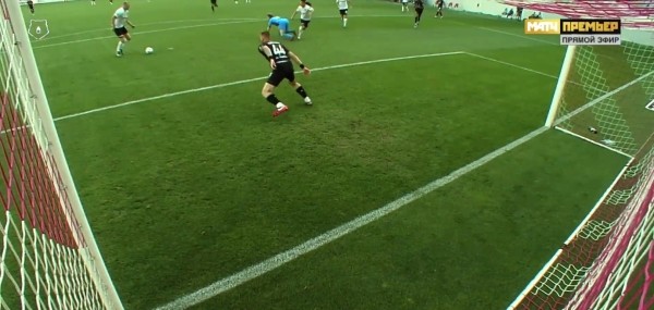 Футбол.  Денис Лаптев не забил в "осиротевшие" ворота с 11 метров, пробив в последнего защитника. Видео промаха в РПЛ
  