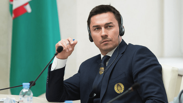 Хоккейное &laquo;Динамо&raquo; поздравило Лукашенко с ДР сразу всем коллективом. На офис клуба трудятся охочая до вина, любитель раздеться, тромбонист и другие