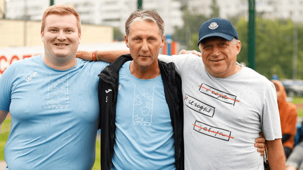 У любительской команды беларусского агента топовый сайт с зарисовками в духе Шагала. Эмблема тоже нетипичная – а на форме еще интереснее