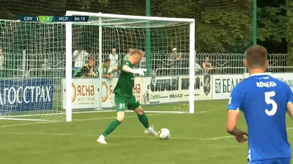 Футбол. Вратарь "Ислочи" Сергей Игнатович забил нелепейший автогол после паса от партнера
Футбол. Вратарь "Ислочи" Сергей Игнатович забил нелепейший автогол после паса от партнера