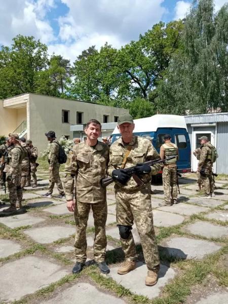 58-летний экс-главный тренер «Динамо» Минск добровольцем пошел в ВСУ, чтобы защищать Родину от россиян – ради этого оборвал мощную футбольную серию 58-летний экс-главный тренер «Динамо» Минск добровольцем пошел в ВСУ, чтобы защищать Родину от россиян – ради этого оборвал мощную футбольную серию