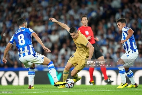 Футбол. Чемпионат Испании. Дубль Роберта Левандовского помог "Барселоне" в гостях крупно обыграть "Реал Сосьедад"
Футбол. Чемпионат Испании. Дубль Роберта Левандовского помог "Барселоне" в гостях крупно обыграть "Реал Сосьедад"