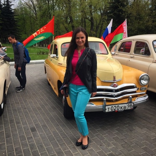 Дочь поставленного вице-премьером члена исполкома АБФФ любила бывать на Западе – а когда-то работала на Чижа и ярко болела за Россию в хоккее Дочь поставленного вице-премьером члена исполкома АБФФ любила бывать на Западе – а когда-то работала на Чижа и ярко болела за Россию в хоккее