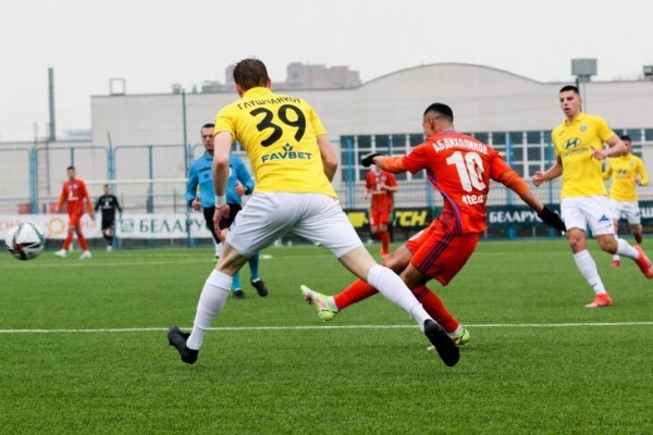 Абдихоликов рвет высшую лигу, но только потому, что уровень футбола в Беларуси рухнул. В «Энергетике» считают, что Умаров и Яхшибоев были круче