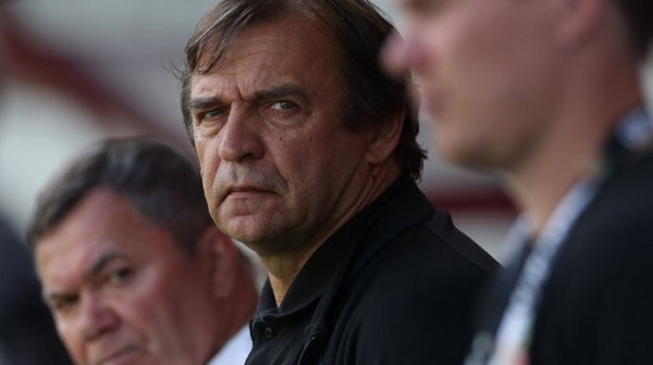 Футбол.  Александр Бородюк: открыл бутылочку пива, читаю прессу, вместе сидим с Гончаренко
 