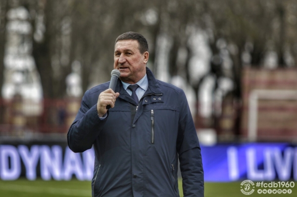 «Пятки вместе, носки врозь – прямолинейный вышколенный солдафон». Работник АБФФ – о том, понимает ли Базанов в футболе